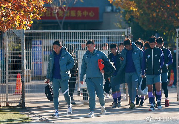 在实景真人秀中走心演绎特工的他，被迫卷入了黑帮争斗之中